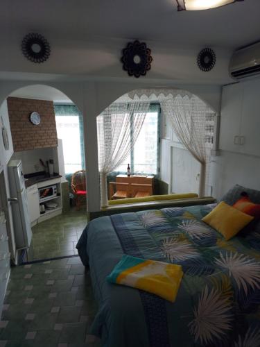 1 dormitorio con cama y espejo grande en Promar Playa 685, en La Pineda