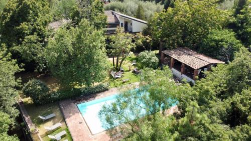 - une vue aérienne sur une maison avec une piscine dans l'établissement Il palmento, à Santa Venerina