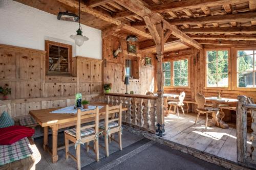 a dining room with a table and chairs in a cabin at Bed & Breakfast Hotel Märzenklamm in Stumm