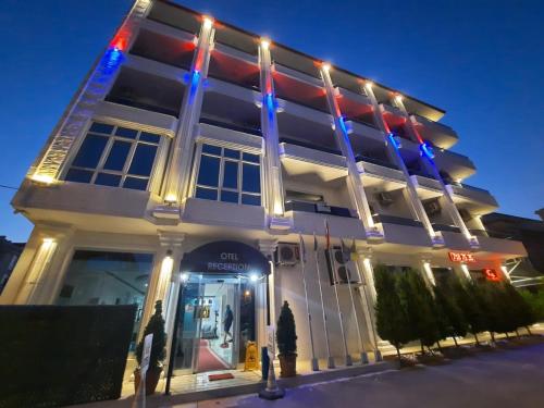 un bâtiment avec des lumières bleues et rouges sur lui dans l'établissement Koc Hotel, à Karasu