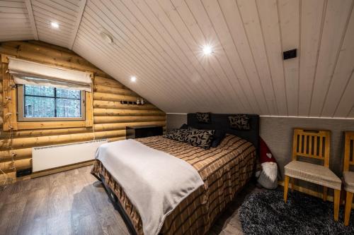 Llit o llits en una habitació de Hullun Mustikka Levi