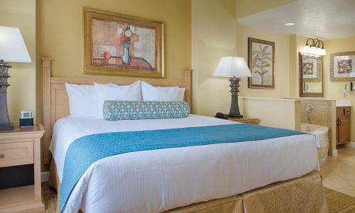 1 dormitorio con 1 cama grande en una habitación en Club Wyndham Bonnet Creek Resort with Disney shuttles and near Universal Studios, en Orlando
