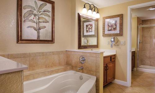 baño grande con bañera y lavamanos en Club Wyndham Bonnet Creek Resort with Disney shuttles and near Universal Studios, en Orlando