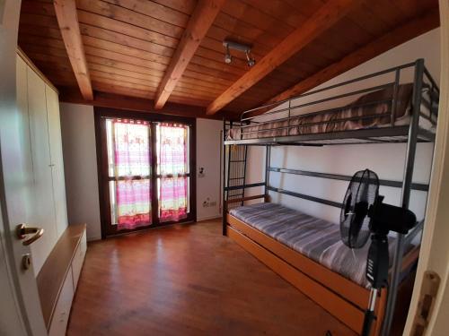 ペーザロにあるCasa Cavourの二段ベッド2台と窓が備わる客室です。