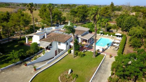 eine Luftansicht eines Hauses mit Pool in der Unterkunft Villa Vetti in Ugento