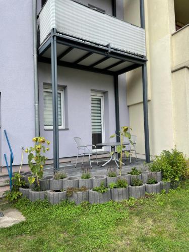 um pátio com uma mesa e cadeiras sob toldo em Cottbus - zentrumsnah em Cottbus