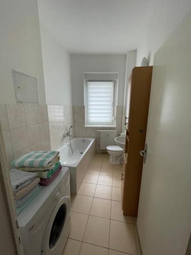 uma casa de banho com um lavatório e uma máquina de lavar roupa em Cottbus - zentrumsnah em Cottbus