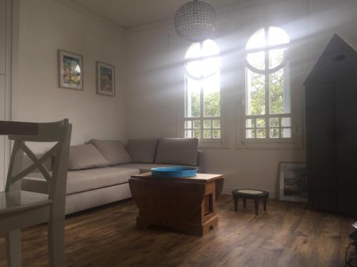 un salon avec un canapé et une table dans l'établissement Duplex idéalement situé, à Saint-Palais-sur-Mer