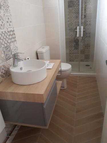 a bathroom with a sink and a toilet at Les ROSEAUX A la Campagne au centre des chateaux de la Loire in Feings