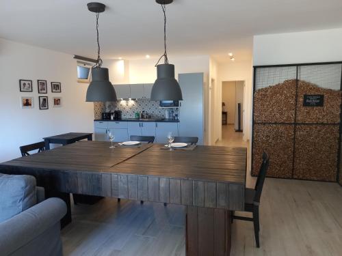 een eetkamer met een houten tafel met twee wijnglazen bij Belchior Apartment - Belch1952 in Lagos