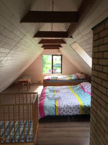 1 dormitorio con 2 camas en un ático en Guest Home "Būriņi", en Baldone