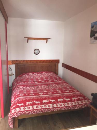 ラルプ・デュエズにあるLE CHRISTIANIA Les bergersのベッドルーム1室(赤いベッドカバー付)