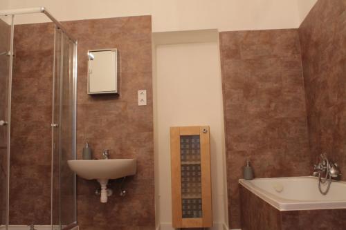 Zwinger Apartman tesisinde bir banyo