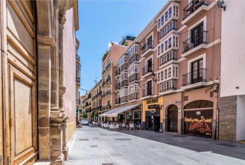 una strada vuota in una città con edifici di La Malagueña Suite Zsuzsi - Centro Historico 1 a Málaga