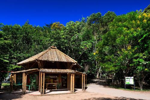 a small building with a roof in a park at Hotel Fazenda Parque dos Sonhos in Socorro