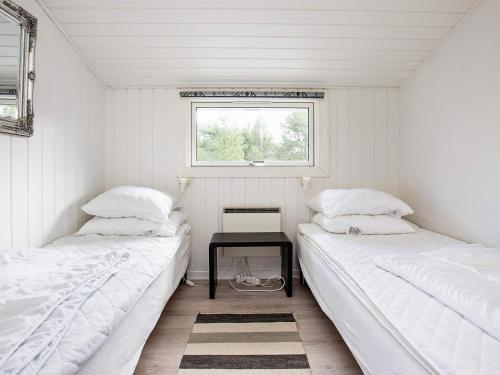 ブラーバンドにあるHoliday home Blåvandの窓付きの小さな部屋のベッド2台