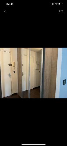 une image miroir d'une chambre avec deux portes dans l'établissement Appartement avec piscine privée, à Cagnes-sur-Mer