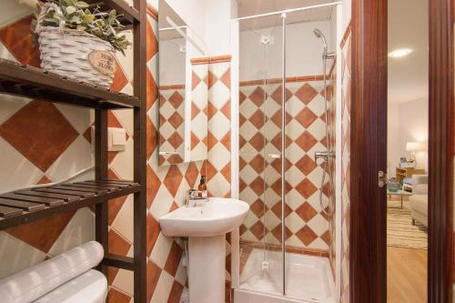 Ett badrum på Chezmoihomes Alhambra