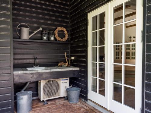 een keuken met een spoelbak en een raam bij Cosy Retreat in Henne Strand-By Traum in Henne Strand