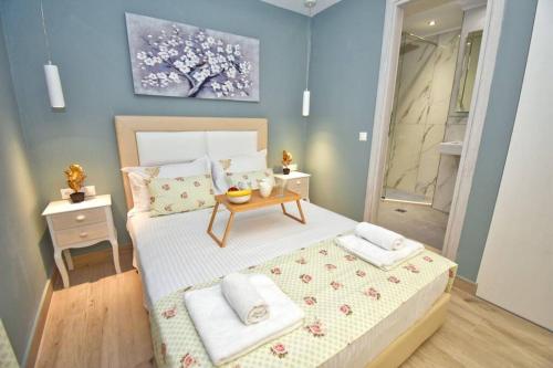 Un pequeño dormitorio con una cama grande y una mesa. en Casa Tramonto Beach View Agios Gordios Corfu en Agios Gordios
