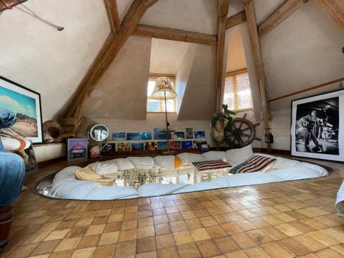 - un grand lit au milieu d'une pièce dans l'établissement La Petite Sirène, à Trouville-sur-Mer