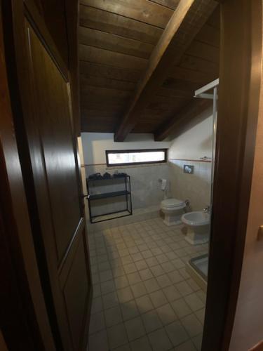 a bathroom with a toilet and a window at Residence Garibaldi bilocale e monolocale in centro a Foligno terzo e quarto piano in Foligno