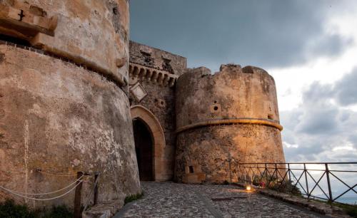an old building with a gate in the side of it at BedRoom Spiaggia di Ponente in Milazzo