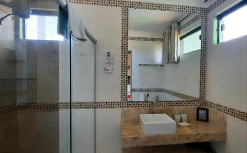 Pousada Chantilly في ساو ميجيل دو غوستوسو: حمام مع حوض ومرآة