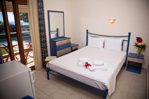 - une chambre avec un lit fleuri dans l'établissement Meltemi, à Ormos Panagias