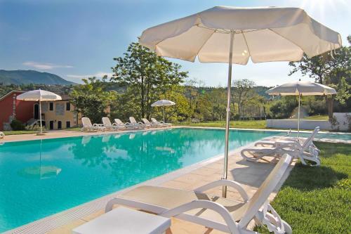 Bazén v ubytování Residence Corte del Bosco nebo v jeho okolí