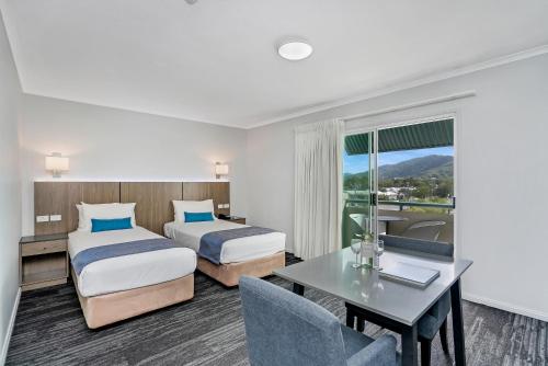 Postel nebo postele na pokoji v ubytování Cairns Sheridan Hotel
