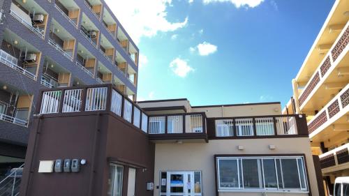 ein Gebäude mit Balkon auf der Seite in der Unterkunft ジンジャー in Miyako-jima
