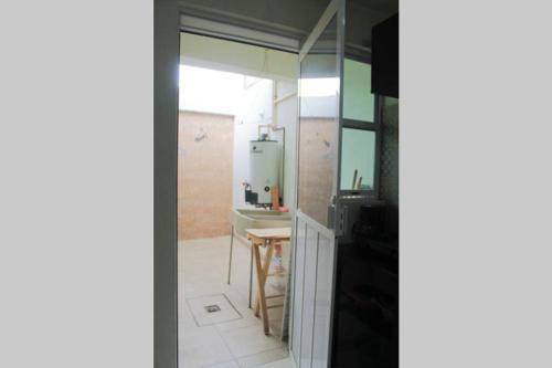 - une cuisine avec un évier et une table dans une chambre dans l'établissement Linda casa tipo loft, con estacionamiento privado., à Tulancingo