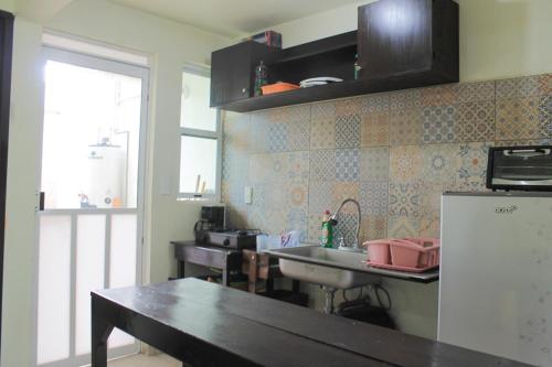 - une cuisine avec un évier et un comptoir dans l'établissement Linda casa tipo loft, con estacionamiento privado., à Tulancingo