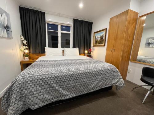 Un pat sau paturi într-o cameră la Ocean Front East End Beach House