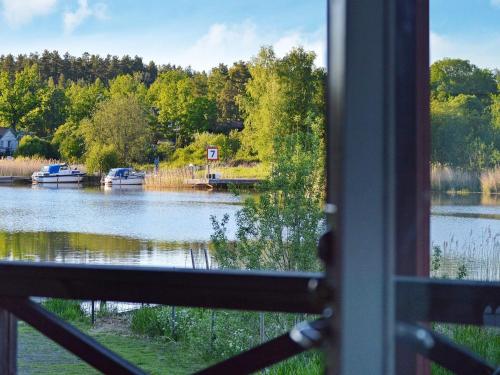 uma vista para um lago a partir de uma janela em 4 person holiday home in ESKILSTUNA em Eskilstuna