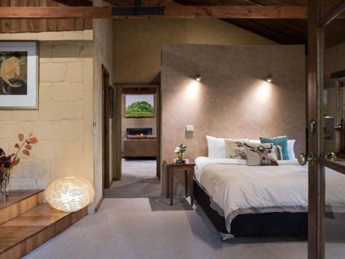 um quarto com uma cama grande num quarto em Italian Hill Garden Villa em Daylesford