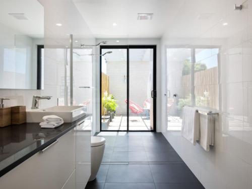 デイルスフォードにあるArenas South- 3 bedroom, 2 bathroom homeのトイレと洗面台を備えた白いバスルーム