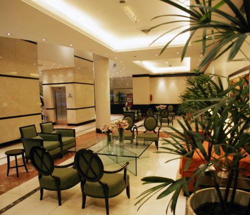 a lobby with chairs and tables and a waiting room at Amérian Hotel Casino Gala in Resistencia