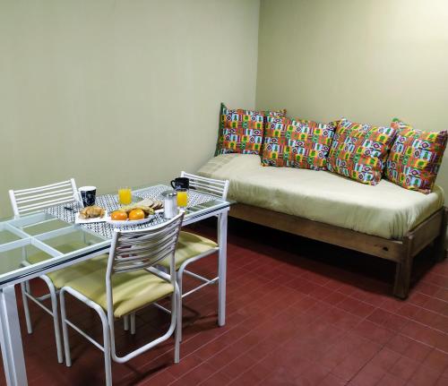 Sala de estar con sofá y mesa con bandeja de fruta en MI CASA APARTS en Tunuyán