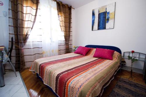 Posteľ alebo postele v izbe v ubytovaní Apartments Crvena Orhideja