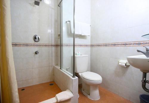 La salle de bains est pourvue de toilettes et d'un lavabo. dans l'établissement MMUGM Hotel, à Yogyakarta