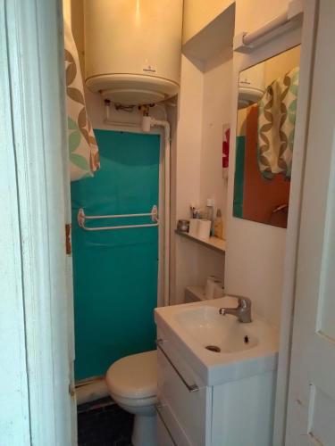Nice and basic flat located in Paris Montparnasse