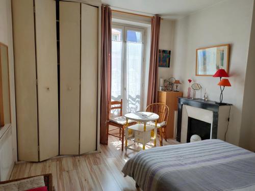Nice and basic flat located in Paris Montparnasse