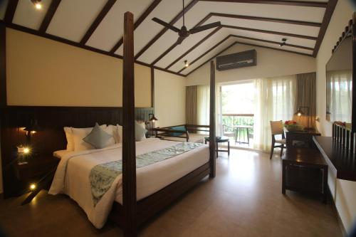 เตียงในห้องที่ Regenta Jungle Resort Kabini Springs