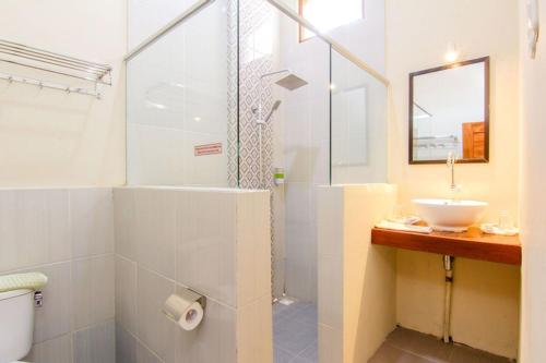 Ванная комната в S5 Guest House Yogyakarta
