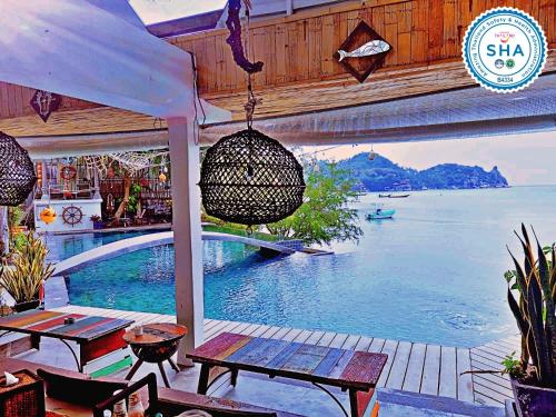 une vue sur l'eau depuis un restaurant avec vue dans l'établissement Fisherman Koh Tao, à Koh Tao