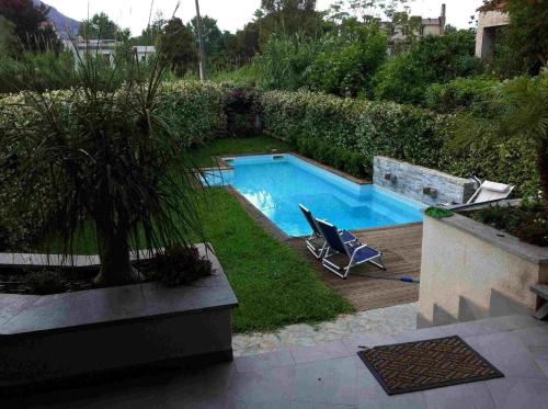 モンデッロにあるVilla Le Lanterne Pool & Relaxの庭園内のスイミングプール(椅子付)