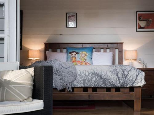 1 dormitorio con 1 cama y 2 lámparas en Viola, en Hepburn Springs
