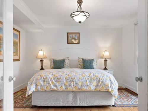 a bedroom with a large bed with two lamps at Margies on Mt Franklin 8 minutes from Daylesford in Hepburn Springs